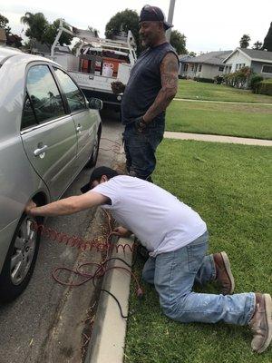 Suegro & his friend helping put air