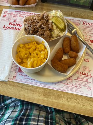 Chopped 'cue tray with Mac n cheese