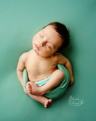 Cute sleeping newborn photos