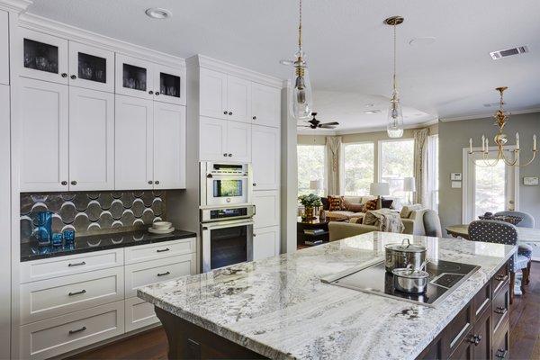 Beautiful transitional kitchen in The Woodlands, TX.  This kitchen has painted perimeter cabinets with a stained island.