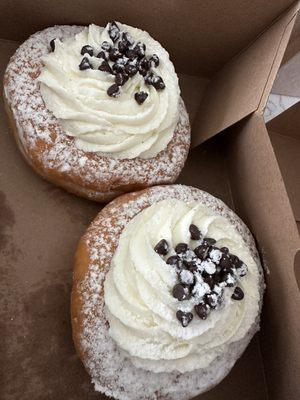 Canoli doughnuts