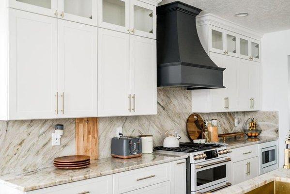 Embrace simplicity and elegance in modern kitchen design by harmonizing your countertops and backsplash.