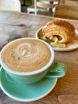 Chai Latte, croissant