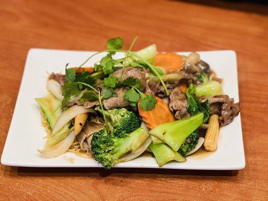 Beef stir fry with soft egg noodle