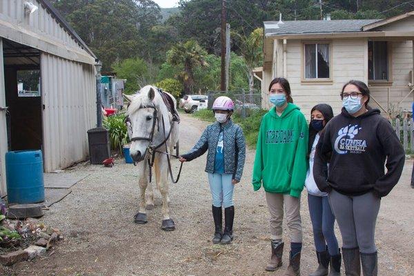 Students with lesson horse Willow getting ready for a lesson