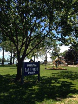 Nice park with small beach, lots of picnic tables, benches etc