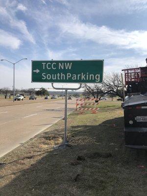 Wayfinding sign along roadway.