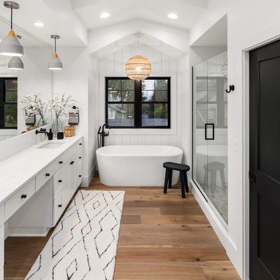 We're in love with this bathroom we brought to life!
It's elegant, classic and timeless.