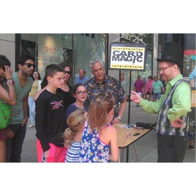 Street performance on Magnificent Mile, downtown Chicago