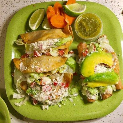 Tacos dorados de pollo and taquitos de pollo. (Crunchy chicken tacos and taquitos of chicken)