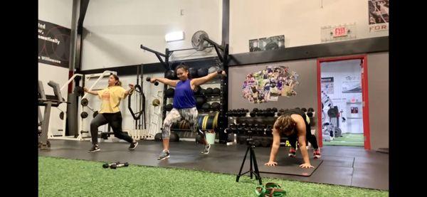 Group session working shoulders and core using dumbbell and bodyweight