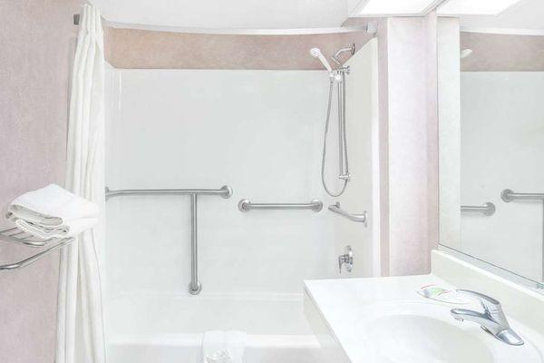 Guest room bath (accessible)