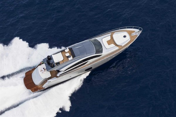 2016 Pershing 82'