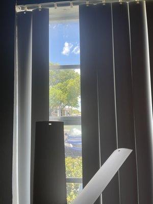 all the blinds in my apt are broken like this. Fall down constantly.