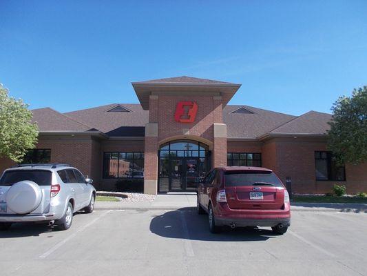 Exterior image of First Interstate Bank in Aberdeen, SD.