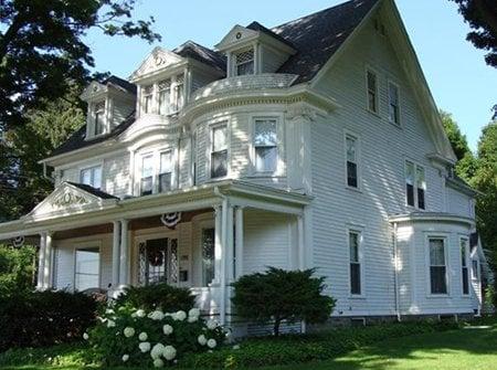 Experience The Golden Oak Inn Bed and Breakfast