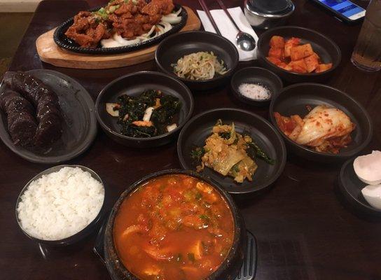 Soondae appetizer, spicy pork belly (top), haemul soondubu (bottom)