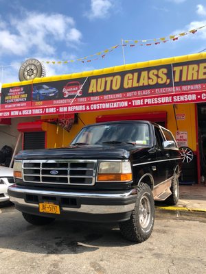 Pristine garage kept 1996 Ford Bronco just hooked up with a new set of some meaty tires