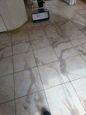 Cleaning till and grout