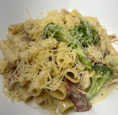 Asiago pasta -rigatoni pasta, with bacon, chicken, broccoli, and mushroom served with mix salad and bread