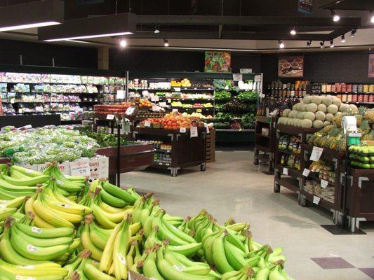 Produce Department including organic and local options