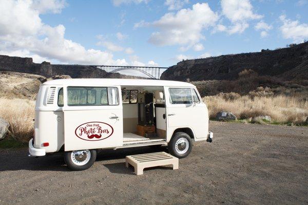 The perfect wedding photo bus.