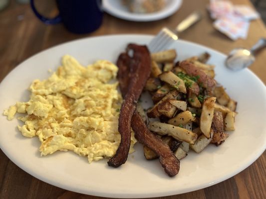 Scrambled eggs, bacon & home fries (Seasoned with pepper, scallions & rosemary)