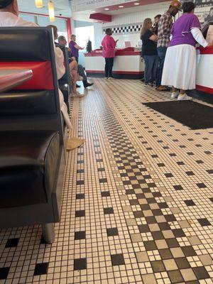 Everyone waiting on food and fries are coming out cold, Steak 'n Shake seem to be running like a small family business