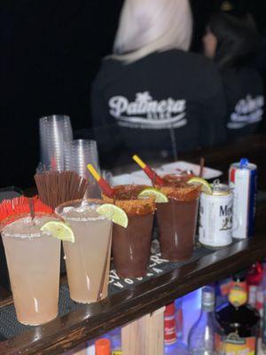 Dos Palomas estilo Palmera y dos micheladas