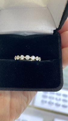 Single-prong set diamond eternity band