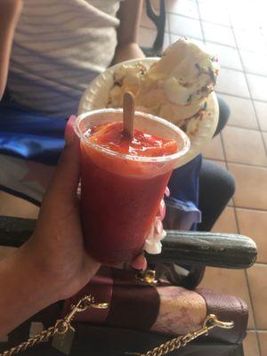 Mangoneada and sundae ice cream