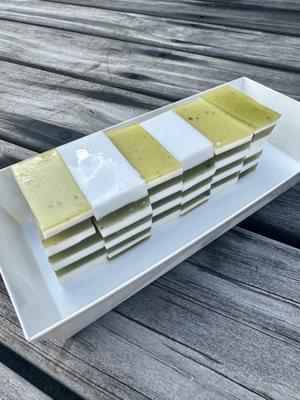 Pandan coconut agar agar