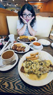 I canny believe how big are the dishes. Lomo de cerdo en salsa de champiñones y un desayuno campesino, delicioso!