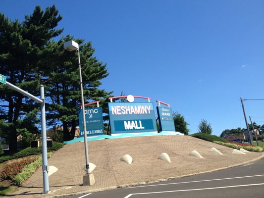 Neshaminy Mall Sign