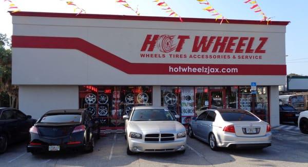 Front of Hot Wheelz from the street.