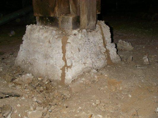 Subterranean mud tubes observed along the pier and post in the subarea, indicating active termite infestation.