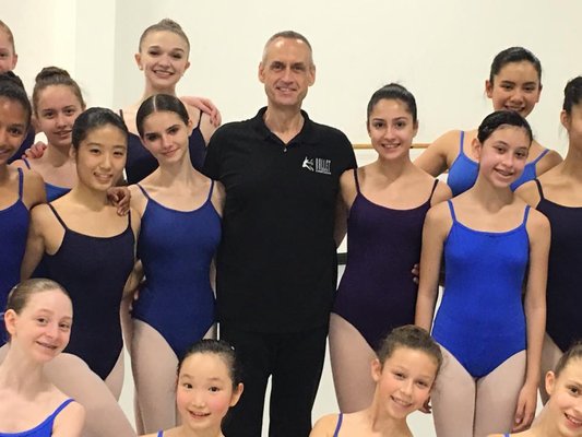 Level 4A and above had a master class with the incredible Paul Boos. Former dancer with NYC Ballet and a répétiteur for The Balanchine Trust