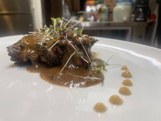 Beef tenderloin roasted garlic puree