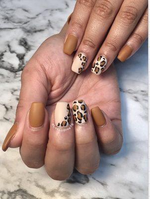 Leopard nails