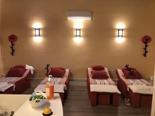 Foot massage area, very cozy with just right room temperature and nice music