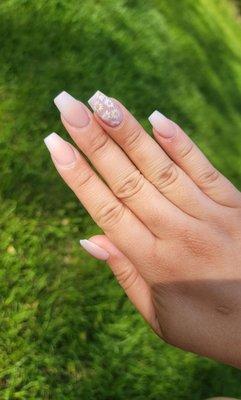 Simple Coffin/ballerina shaped, matte pink ombre with daisies on my ring finger!