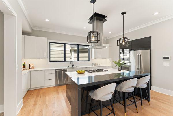 MCKB Arlington remodel: Lily White and Antracita high gloss cabinets. Pure White and Marquina Midnight Quartz countertop.