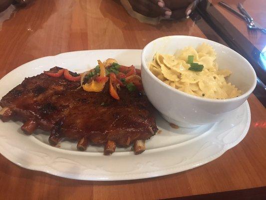 Delicious and oh so tender ribs with Mac & Cheese, and veggies.