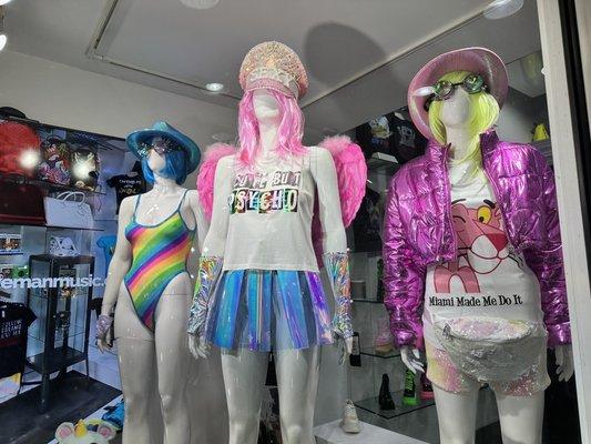 Crazy AND cool @ the same times.... ONLY in south beach ... I DARE you to wear this ;-