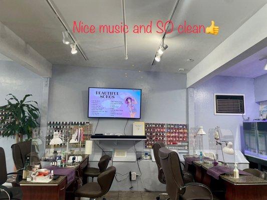 Nice and clean nail salon in Incline!