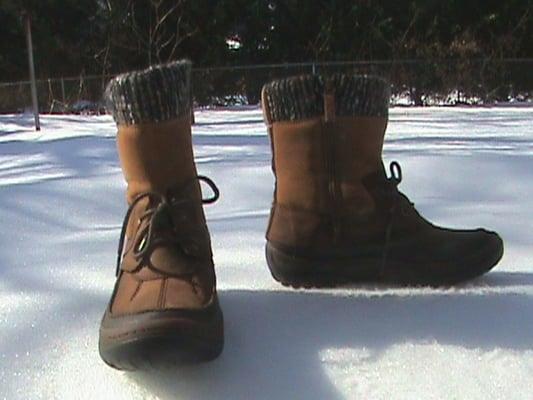 Merrell Women's Snow Boots, waterproof, very warm, great quality.. click on pick for full view if needed.