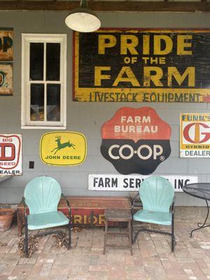 We specialize in farm signs & decor!