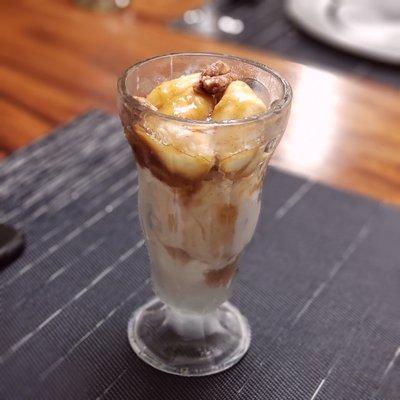 This is ice cream topped with caramelized bananas and pecans OMG, can you say UMM, UMM, GOOD!