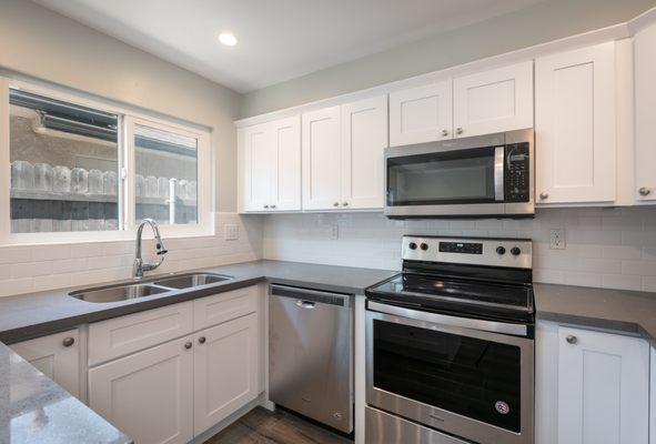 Backsplash & Undermount Sink