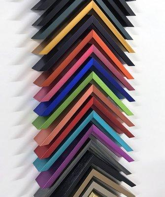 Aluminum corner samples in a range of colors and finishes.